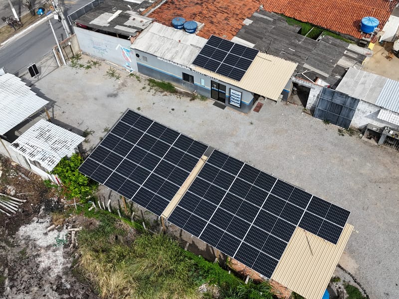 Instalação solar corporativa vista de drone, próxima ao litoral em Alagoas