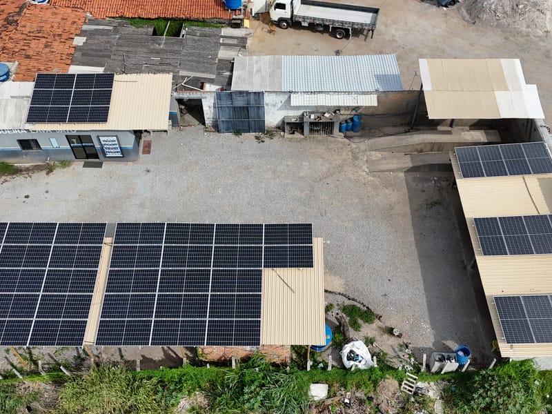 Usina solar sobre galpão industrial vista de drone, em Alagoas