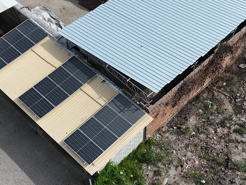 Instalação residencial de painéis solares vista de drone, em Maceió/AL